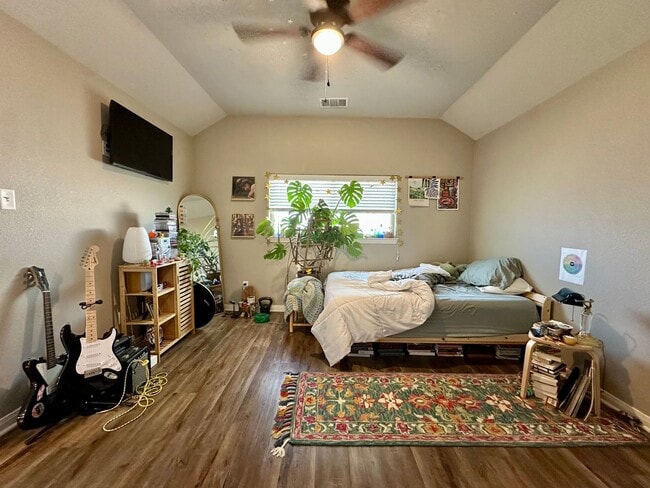 Building Photo - Move-In Ready Private Rooms Available Now!