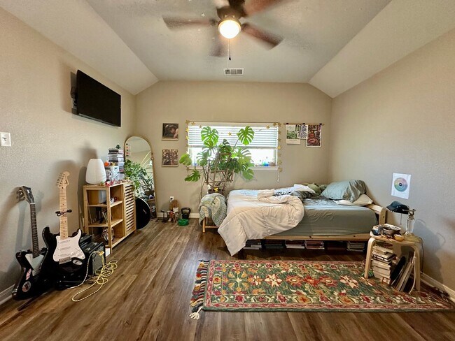 Building Photo - Spacious 4-Bed, 4.5-Bath Home in the Heart of the Baylor Bubble!