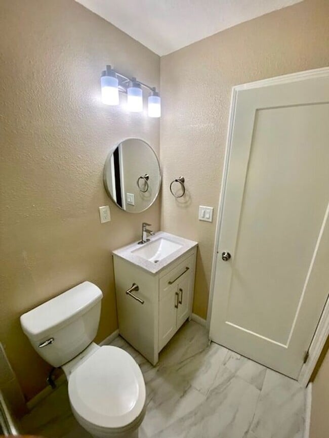 Building Photo - Beautifully Updated 2 Bed 1 Bath unit in Richmond Triplex -- AVAILABLE NOW !!!