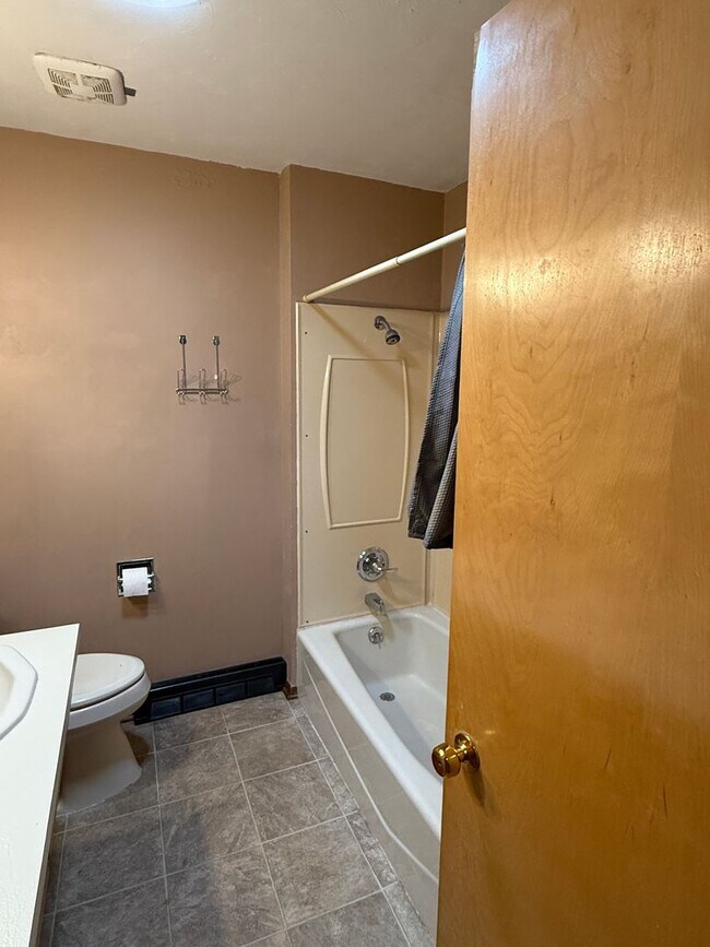 Building Photo - 4 Bedroom 3 Bath Home for Rent