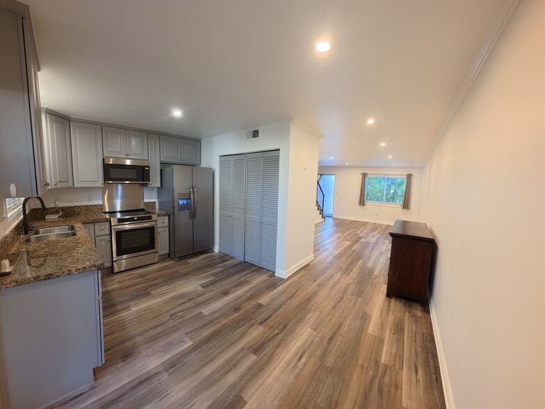 kitchen - 30535 Canwood St