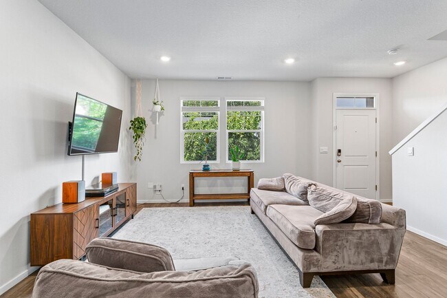 Building Photo - 3BD 2.5BA + Townhouse w/2-Car Garage + AC