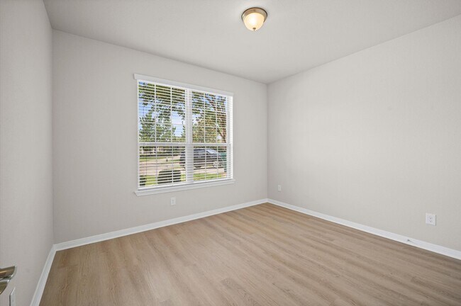 Building Photo - 10 Log House Ct