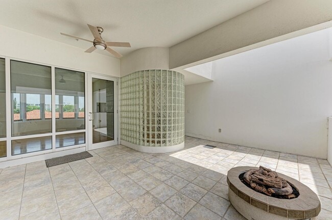 Building Photo - ANNUAL DOWNTOWN SARASOTA CONDO - WALK EVERYWHERE!