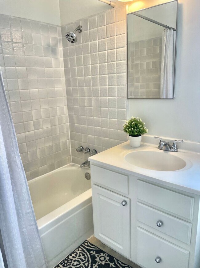 Building Photo - Gorgeous Hermosa Hills home with spacious ...