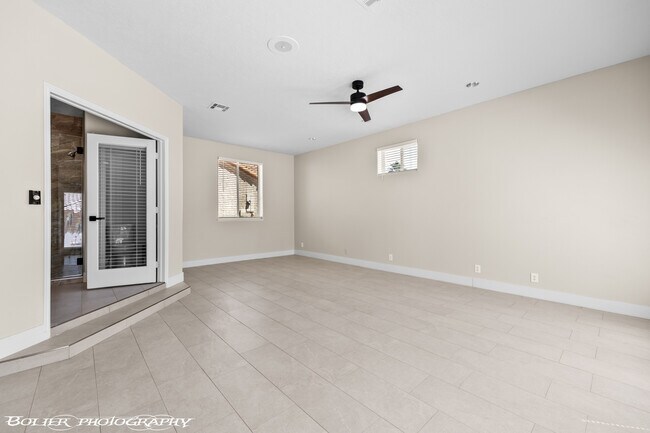 Building Photo - 931 Chaparral Dr