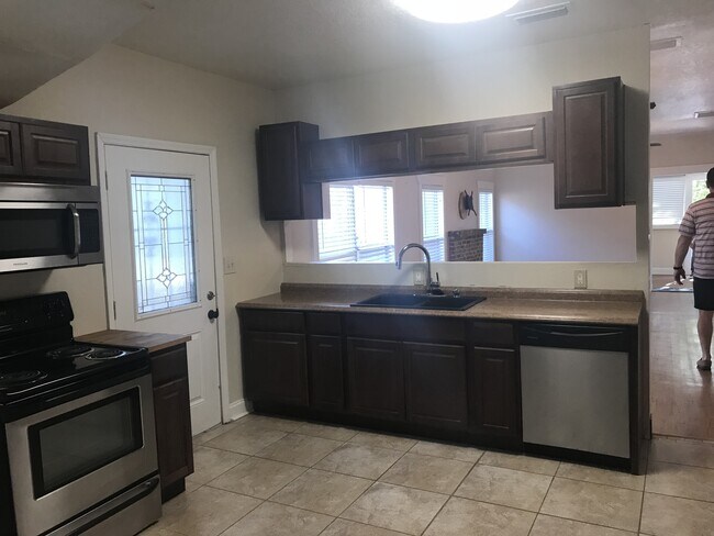 Building Photo - 3/2 Historic North Hyde Park Bungalow