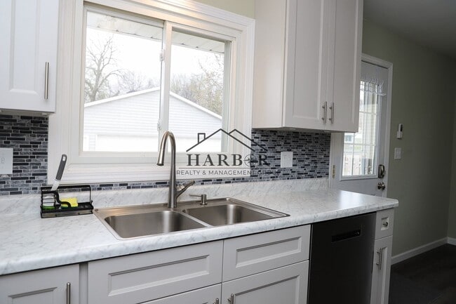 Building Photo - Single Family Home in SE Rochester Availab...