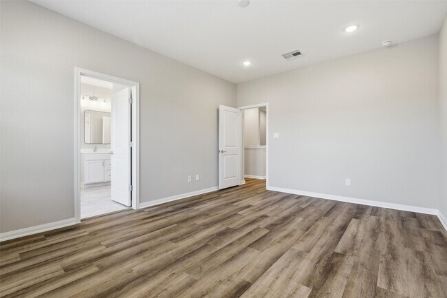 Building Photo - 9906 Clark Cyn Ln