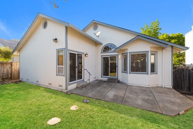 Building Photo - PURE Property Management Presents: Well-maintained 3-bedroom, 2-bath home in Cloverdale!