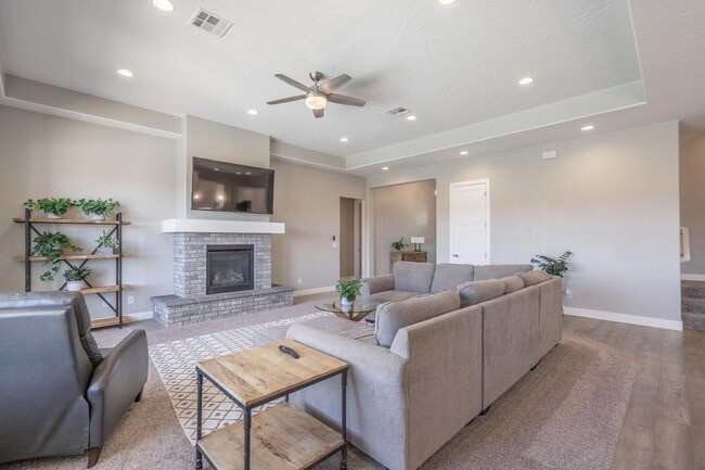 Building Photo - Stunning 5 Bed, 3 Bath Home with a 3 Car Garage