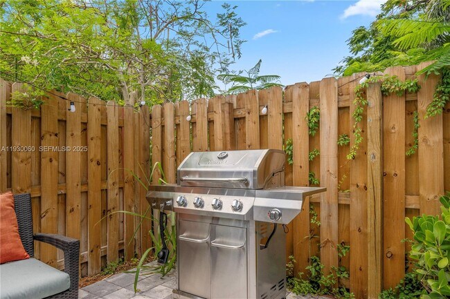 Building Photo - 1208 NE 5th Ave