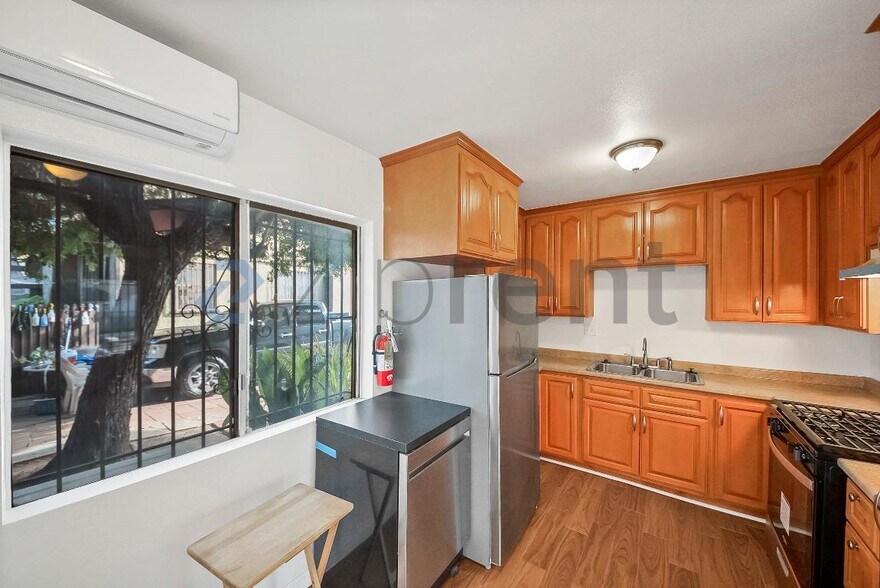 Building Photo - 2458 Normandie Ave