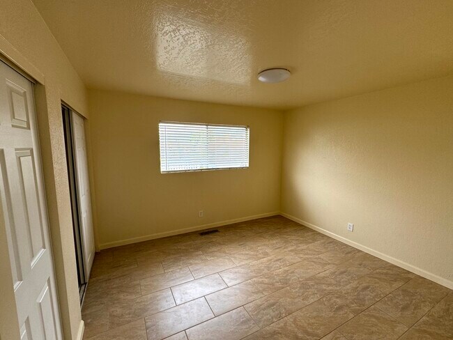Building Photo - 487 Larson Ct