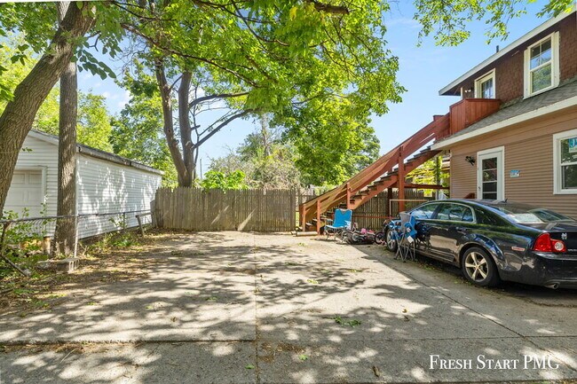 Building Photo - Inviting 1-Bedroom Unit with Natural Light...