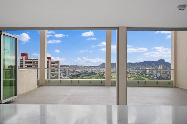 Building Photo - 555 University Ave