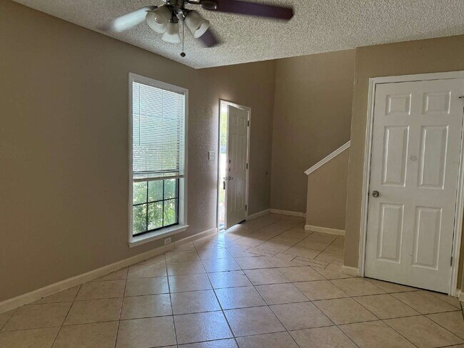 Building Photo - Beautiful two bed/1.5 bath in the heart of Alamo Heights