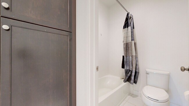 Building Photo - Bright & Beautiful 4 Bedroom 3 Full Bathroom Home!