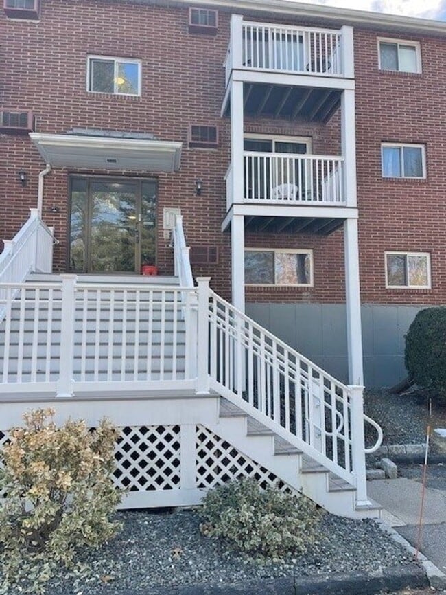 Building Photo - Fresh 1 Bedroom Corner Condo with 2 Off Street Parking Spaces