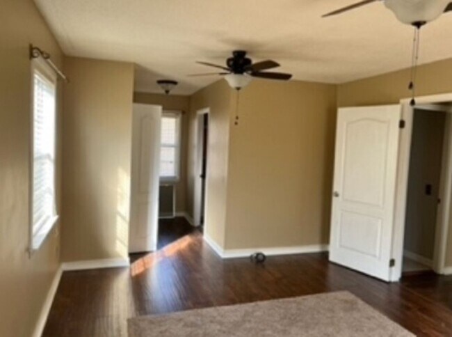 Building Photo - 3 Bedroom, 2 Bath home.