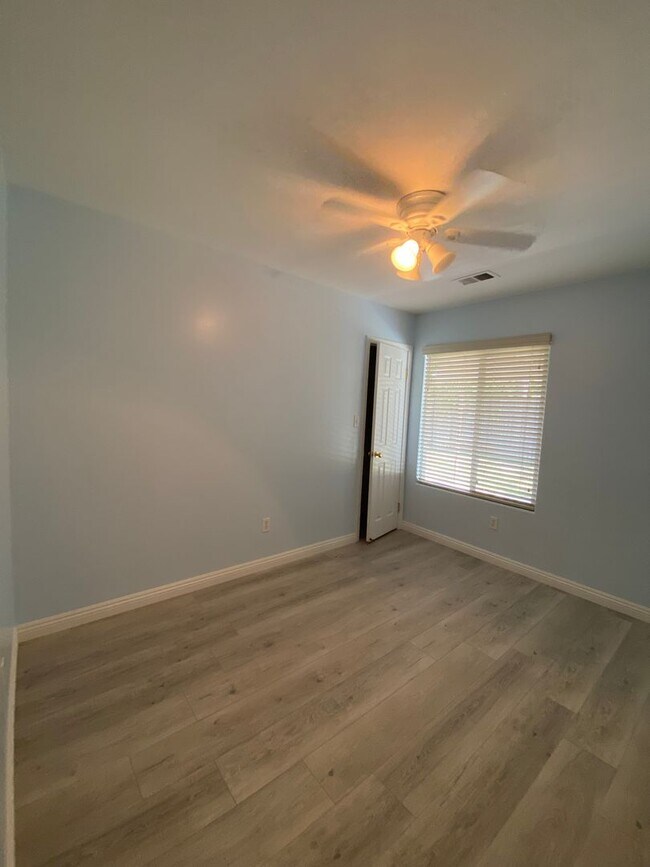 Building Photo - Adorable Home in NW Bakersfield