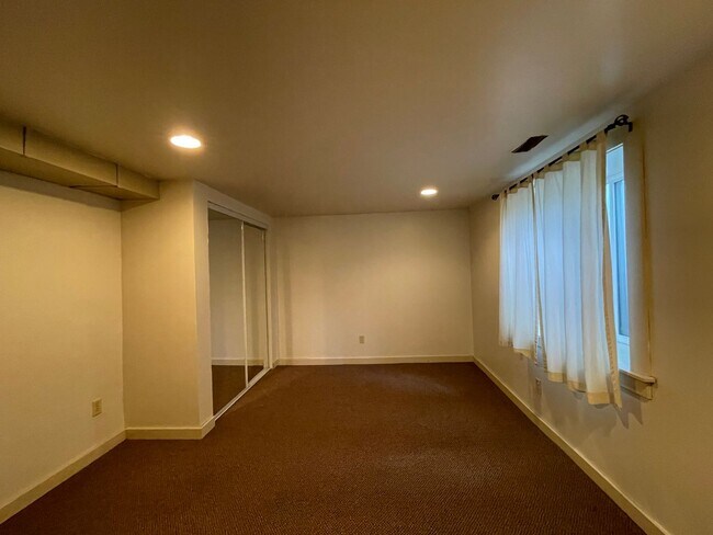 Building Photo - Close to GU Campus