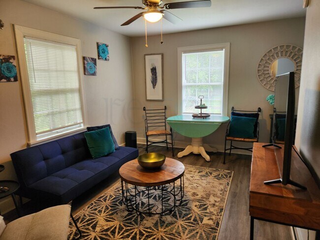 Building Photo - Cozy Apartment located near UAMS!