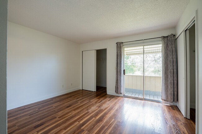 Building Photo - 156 Ivy Ln
