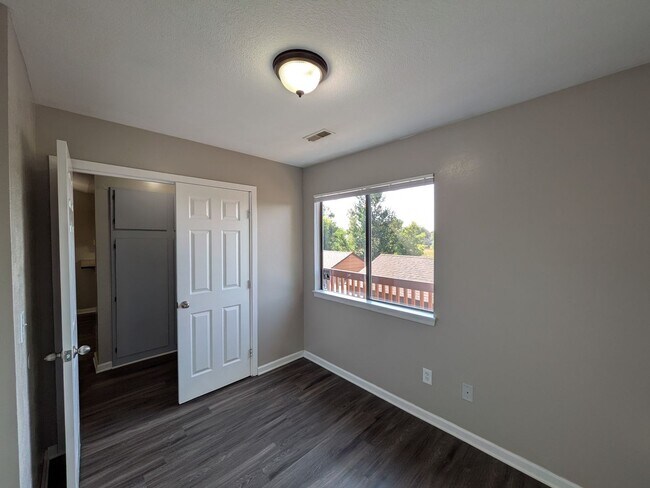 Building Photo - Spacious 2 Bed 1 Bath Condo in Aurora! Ava...