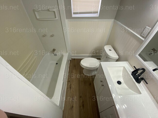 Building Photo - $1195 - 3 bedroom / 1 bathroom - Single Family Home