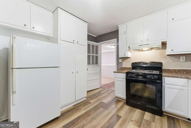 Building Photo - 1961 Valley Ridge Dr SW