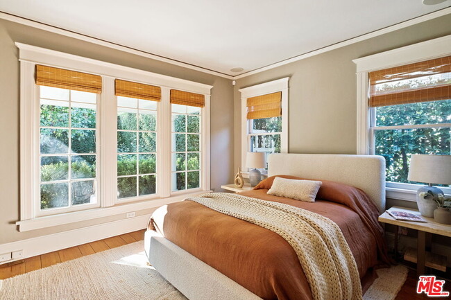 Building Photo - 1438 N Orange Grove Ave