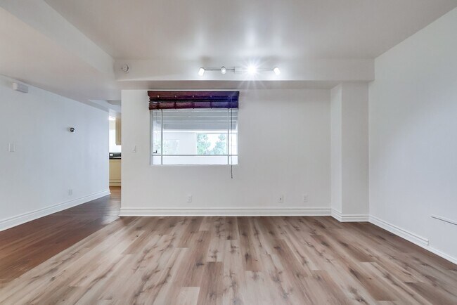 Building Photo - 435 N Oakhurst Dr