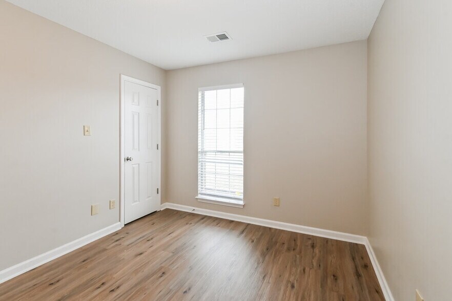 Building Photo - 180 Garden View Dr