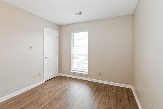 Building Photo - 180 Garden View Dr