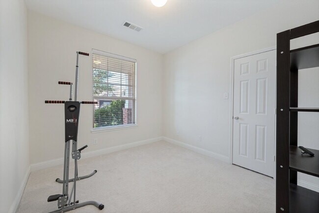 Building Photo - Beautiful Open-Concept Home with Large Backyard