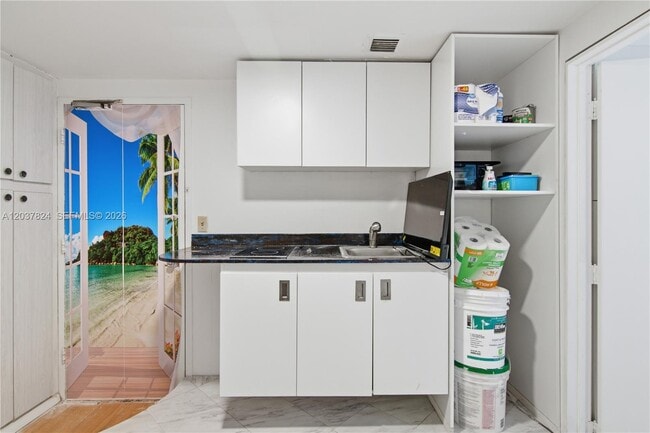 Building Photo - 801 Brickell Bay Dr