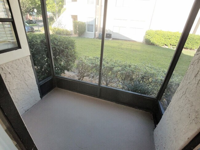 Building Photo - Beautiful  Remodeled First Floor 2/2 Condo...