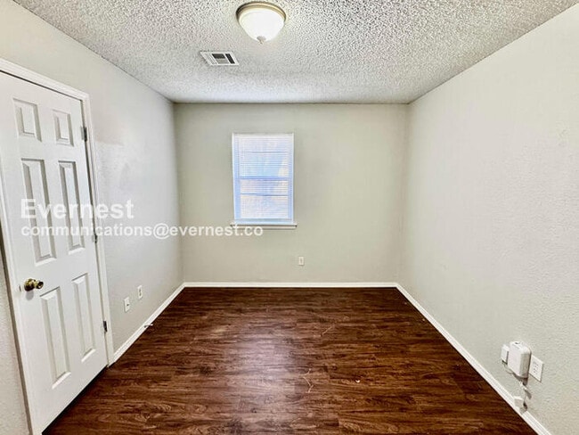 Building Photo - 3 Bed/1 Bath Home with Fenced Yard & Garage / Pet-Friendly / Available Now!