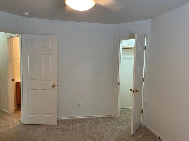 Building Photo - 1716 Rosenborough Ln S