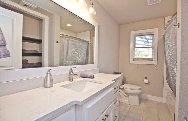 Building Photo - 2104 Almand Dr