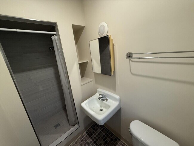 Building Photo - 1Bedroom, Utilities Included!
