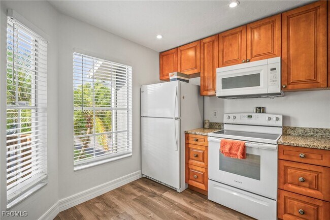 Building Photo - 6156 Lakefront Dr