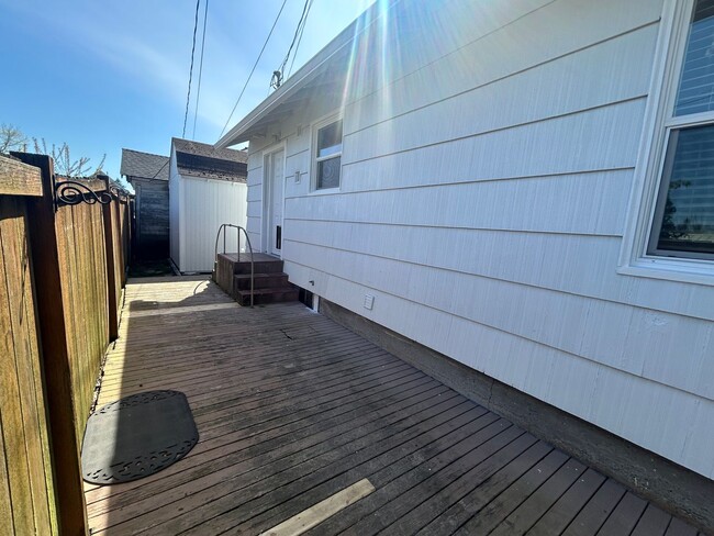 Building Photo - Stunning 2 bd 1 ba House with a basement a...