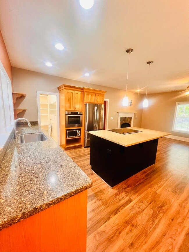 Building Photo - Tucked Away 3 Bedroom Gem on Private Road ...
