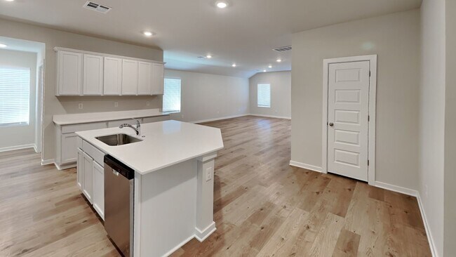 Building Photo - Beautiful and Spacious 4 Bedroom Home in M...