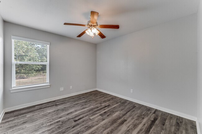 Building Photo - 640 Hidden Springs Dr