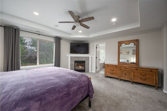Building Photo - Spacious 4-bed Home with High Ceilings
