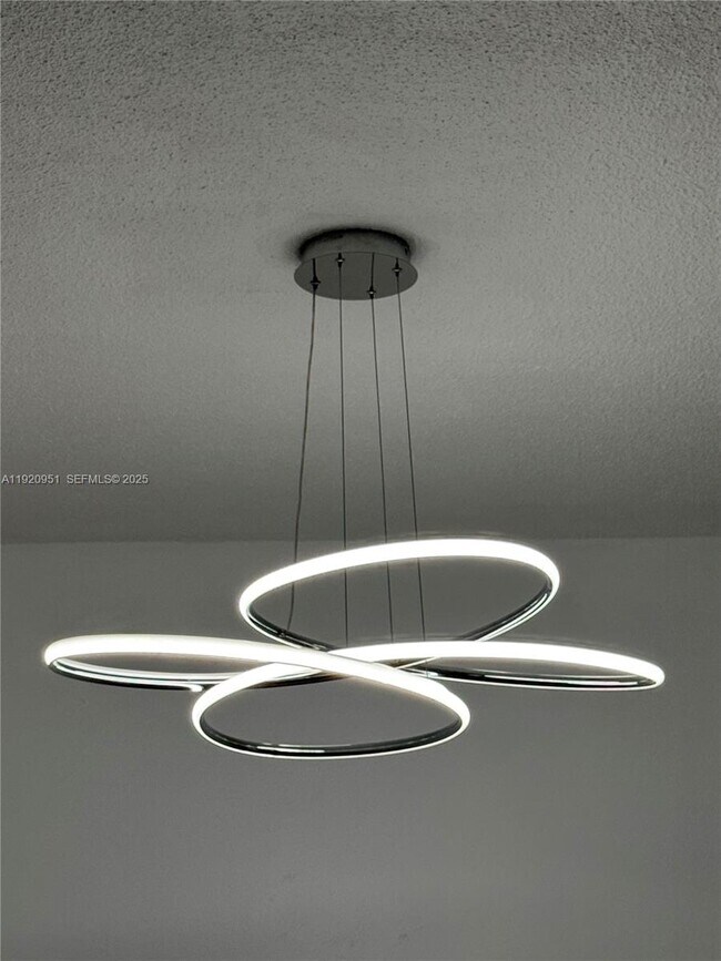 Building Photo - 400 Kings Point Dr