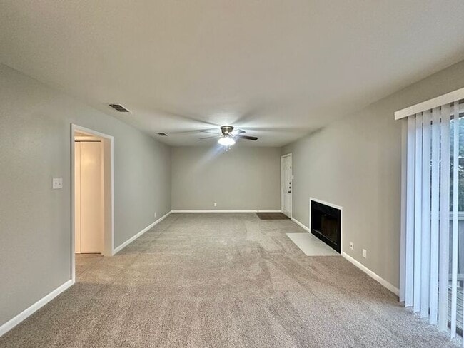 Building Photo - Almost Ready! 2 Bed 2 Bath Apartment in Ce...